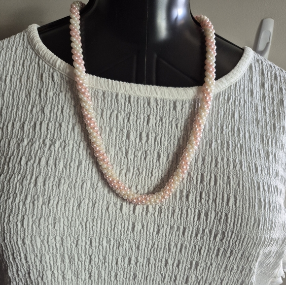 Elegant Pink and White Beaded Necklace - Picture 5 of 5